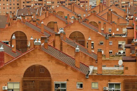 Dichte rote Backsteinhäuser im Viertel Moratalaz von Madrid (Spanien)).