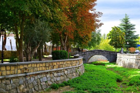 Foto de Arroyo canalizado con un puente medieval en el fondo, en la ciudad de Colmenar del Arroyo, Madrid (España)). - Imagen libre de derechos
