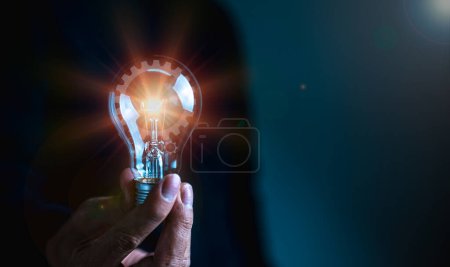 Idee Innovation und Inspiration Konzept. Hand hält Glühbirne. Konzept Kreativität mit Glühbirne. Glanz glitzert. Ideen für unternehmerisches Lernen. Wachstumsimpulse, Fantasie, Intelligenz,