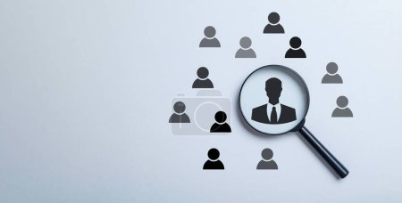le concept de gestion des ressources humaines, Loupe recherche axée sur l'icône de gestionnaire qui est parmi les icônes du personnel pour le leadership et l'organisation de recrutement de perfectionnement humain.