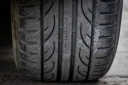 Condición neumáticos viejos neumáticos usados sucios. En viajes por carretera de verano. Por seguridad debe mantenerse o sustituirse. Se puede utilizar como una imagen de fondo de primer plano.