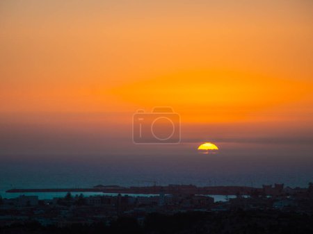 Foto de Una hermosa puesta de sol en la ciudad de Essaouira en Marruecos - Imagen libre de derechos