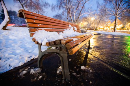 Foto de Nieve en una silla en invierno - Imagen libre de derechos