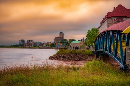 Téléchargez les photos : Skyline de la ville de Moncton, rivière Petitcodiack et passerelle piétonne au Nouveau-Brunswick, Canada. Photo prise en septembre 2023. - en image libre de droit