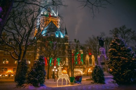 Téléchargez les photos : Place dArmes et hôtel historique Fairmont Le Chateau Frontenac pendant les vacances d'hiver, avec des décorations de Noël dont des rennes et des traîneaux, vieux Québec, Canada. Photo prise en décembre 2022. - en image libre de droit