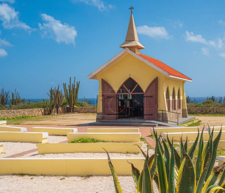 Alto Vista Kapelle, Pilgram Kirche, Touristenattraktion in der Wüste Aruba umgeben von Kakteen und Schlangenpflanzen an sonnigen Tagen, erste katholische Kirche, Insel in der Karibik Februar 2024.