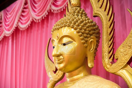 Téléchargez les photos : Gros plan d'une statue de tête de Bouddha doré. Dans le temple Wat Chai Mongkron. Pattaya, Thaïlande. 15 octobre 2019 - en image libre de droit