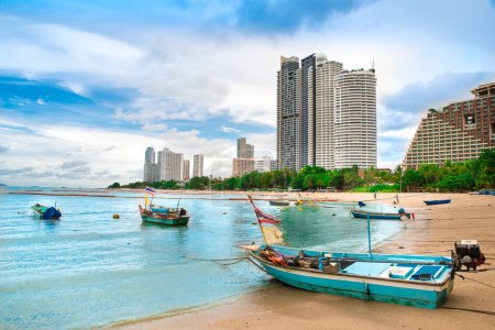 Foto de Playa Wong Amat, Pattaya. paisaje de la costa con hoteles, barcos y mar de teca contra el cielo azul. tiro de ángulo bajo - Imagen libre de derechos