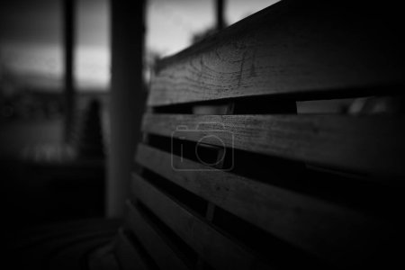 Foto de Banco vacío de madera, atmósfera oscura noche dramática, concepto de soledad, enfoque selectivo, fondo borroso - Imagen libre de derechos