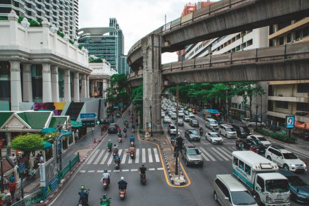 Foto de Bangkok, Tailandia. 6 de julio de 2022. Tráfico en la intersección de Ratchaprasong, área de Pathum Wan - Imagen libre de derechos
