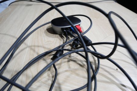 Foto de Varios cables de conexión se conectan a un destino - Imagen libre de derechos