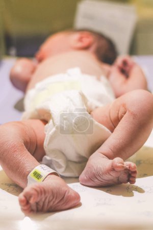 Beine von Neugeborenem in Klinik