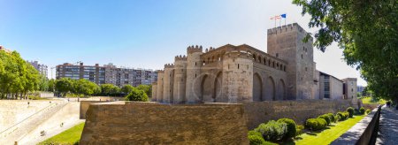 Téléchargez les photos : Monument historique à Saragosse, Espagne, le palais de l'Aljaferia - en image libre de droit