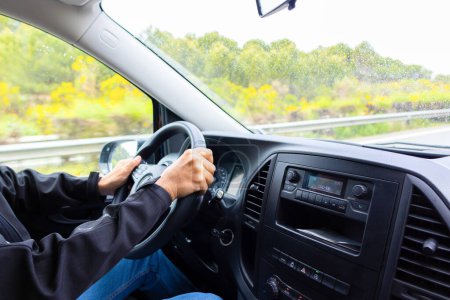 Téléchargez les photos : Les mains d'un homme tenant un volant de voiture - en image libre de droit