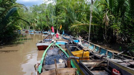 Téléchargez les photos : Bateaux de pêche en groupe, Indonésie Rural River Port - en image libre de droit