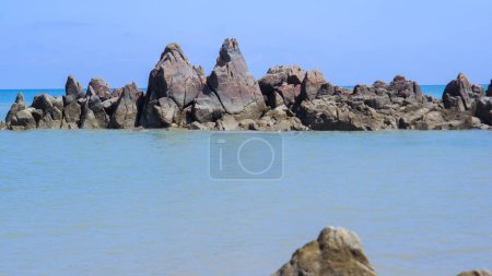 Téléchargez les photos : Beau paysage naturel, Sharp Rocks au milieu de la surface de la mer, Tanjung Kalian Indonésie - en image libre de droit