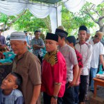 MUNTOK,INDONESIA - APRIL 17, 2023 : People Standing And Queuing To Take Lunch At A Family Thanksgiving Event