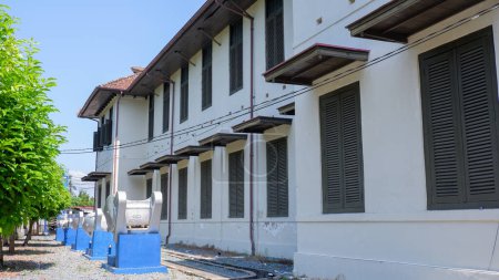 Foto de El lado del edificio del museo del estaño en la ciudad de Muntok, con muchas ventanas de madera adornadas, West Bangka, Indonesia - Imagen libre de derechos