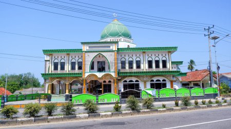 Foto de El magnífico edificio de la mezquita Al-ikhlas al lado de la carretera en Muntok City, West Bangka, Indonesia - Imagen libre de derechos