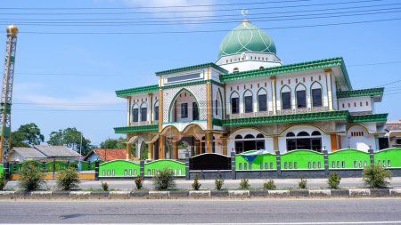 Foto de El magnífico edificio de la mezquita Al-ikhlas al lado de la carretera en Muntok City, West Bangka, Indonesia - Imagen libre de derechos