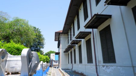 Antiguo edificio del museo del estaño con ventanas de madera apretadas en Muntok City, West Bangka, Indonesia