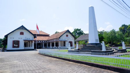 Hero 's Guesthouse mit Denkmal in der Stadt Muntok, Indonesien