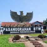 MUNTOK,INDONESIA - JUNI 08, 2023 : Garuda Bird Statue Monument And Statues Of Indonesian Heroes In The Yard Of The Pesangerahan House In Muntok City, West Bangka, Indonesia