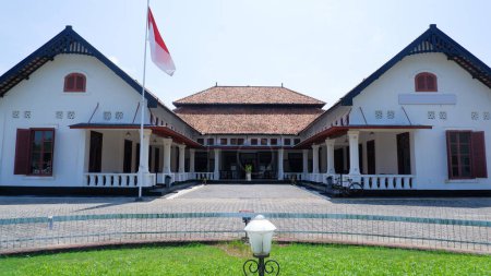 Historisches Gästehaus in Muntok City, mit grünem Innenhof, West Bangka, Indonesien
