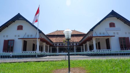 Historisches Gebäude, Gästehaus des Helden mit grünem Garten, in der Stadt Muntok, West Bangka, Indonesien