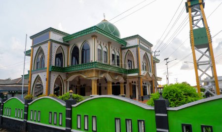 Edificio de la mezquita Al-ikhlas de dos pisos en Muntok City, West Bangka, Indonesia