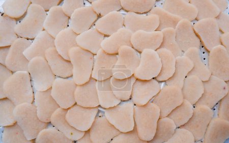 Blick von oben, kreisförmige Anordnung von Shrimp Cracker Pieces auf einem Tablett
