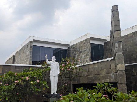 Téléchargez les photos : Architecture de bibliothèque Bung Karno avec une statue blanche Bung Karno - en image libre de droit