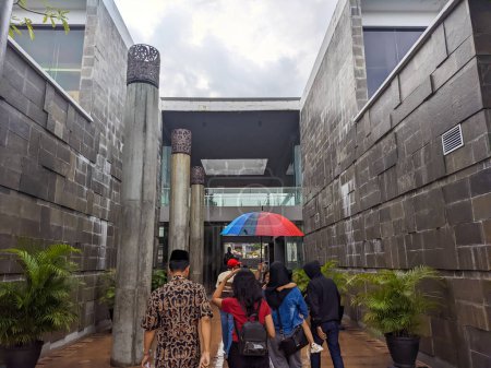 Foto de Vista del edificio de la biblioteca Bung Karno con muchos visitantes de vacaciones - Imagen libre de derechos