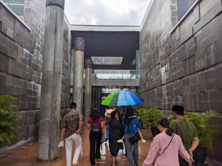 Foto de Vista del edificio de la biblioteca Bung Karno con muchos visitantes de vacaciones - Imagen libre de derechos