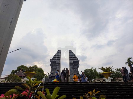 Téléchargez les photos : Un escalier avec une porte au-dessus à la tombe de Bung Karno - en image libre de droit