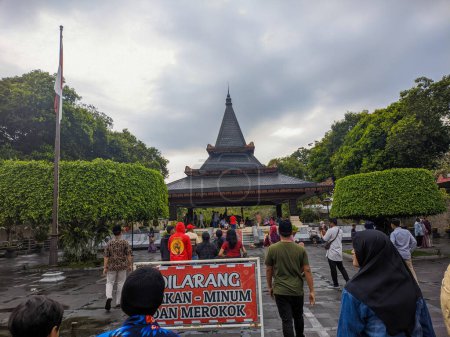 Foto de Una vista del edificio de la tumba Bung Karno con muchos visitantes de vacaciones - Imagen libre de derechos