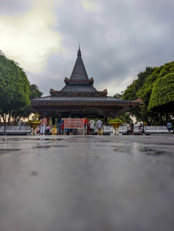 Foto de Una vista del edificio de la tumba Bung Karno con muchos visitantes de vacaciones - Imagen libre de derechos