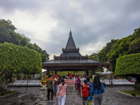 Téléchargez les photos : Vue sur le tombeau de Bung Karno avec de nombreux visiteurs en vacances - en image libre de droit