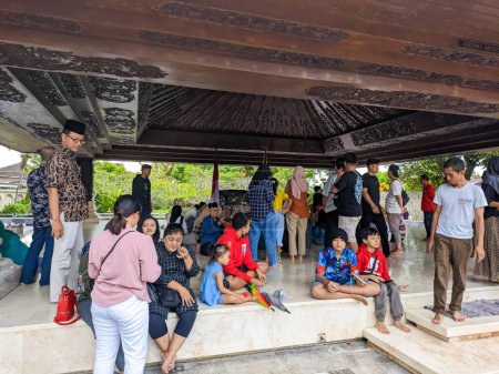 Téléchargez les photos : Tombeau de Bung Karno avec de nombreux pèlerins - en image libre de droit