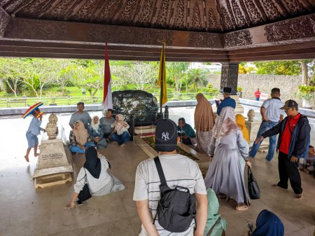 Téléchargez les photos : Tombeau de Bung Karno avec de nombreux pèlerins - en image libre de droit