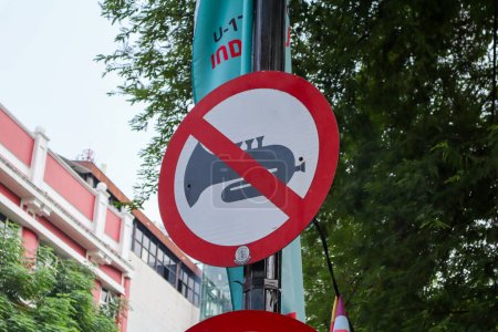 Téléchargez les photos : Un panneau représentant une trompette interdit de klaxonner des klaxons de voiture. surabaya, indonésie - 21 février 2024 - en image libre de droit