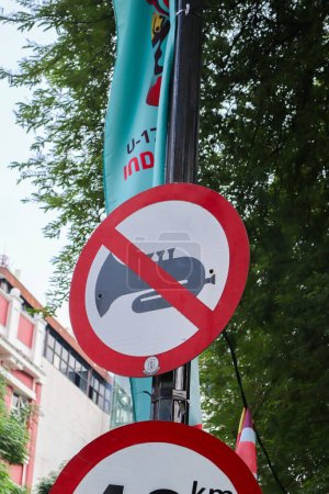 Téléchargez les photos : Un panneau représentant une trompette interdit de klaxonner des klaxons de voiture. surabaya, indonésie - 21 février 2024 - en image libre de droit