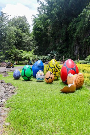 Foto de Huevos de Pascua gigantes en taman kemesraan. Malang, indonesia - 10 de abril de 2024 - Imagen libre de derechos