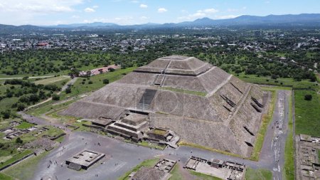 Téléchargez les photos : La Pyramide du Soleil est le plus grand bâtiment de Teotihuacan, et l'un des plus grands de Mésoamérique. - en image libre de droit