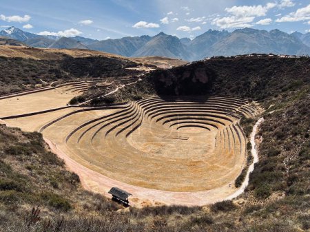 Muray ist eine der berühmten Inka-Ruinen in der Nähe von Cusco. Es besteht aus drei Gruppen kreisförmiger Terrassen, die 150 Meter von der höchsten zur niedrigsten Terrasse hinabführen..