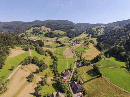 Téléchargez les photos : Tolle Schwarzwald Landschaft mit blauem Himmel - en image libre de droit
