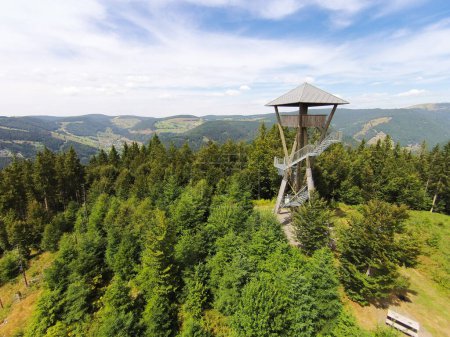 torre de cuerno de hasenhorn vista aérea de hermoso paisaje otoñal