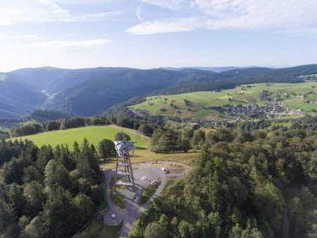 Téléchargez les photos : Schauinsland bei Fribourg mit Aussichtturm - en image libre de droit