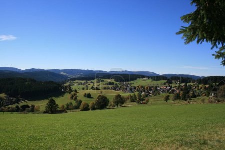 Téléchargez les photos : Saig im Sommer mit Feldberg im Schwarzwald - en image libre de droit