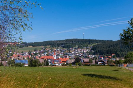 Téléchargez les photos : Schonach im Schwarzwald mit blauem Himmel - en image libre de droit